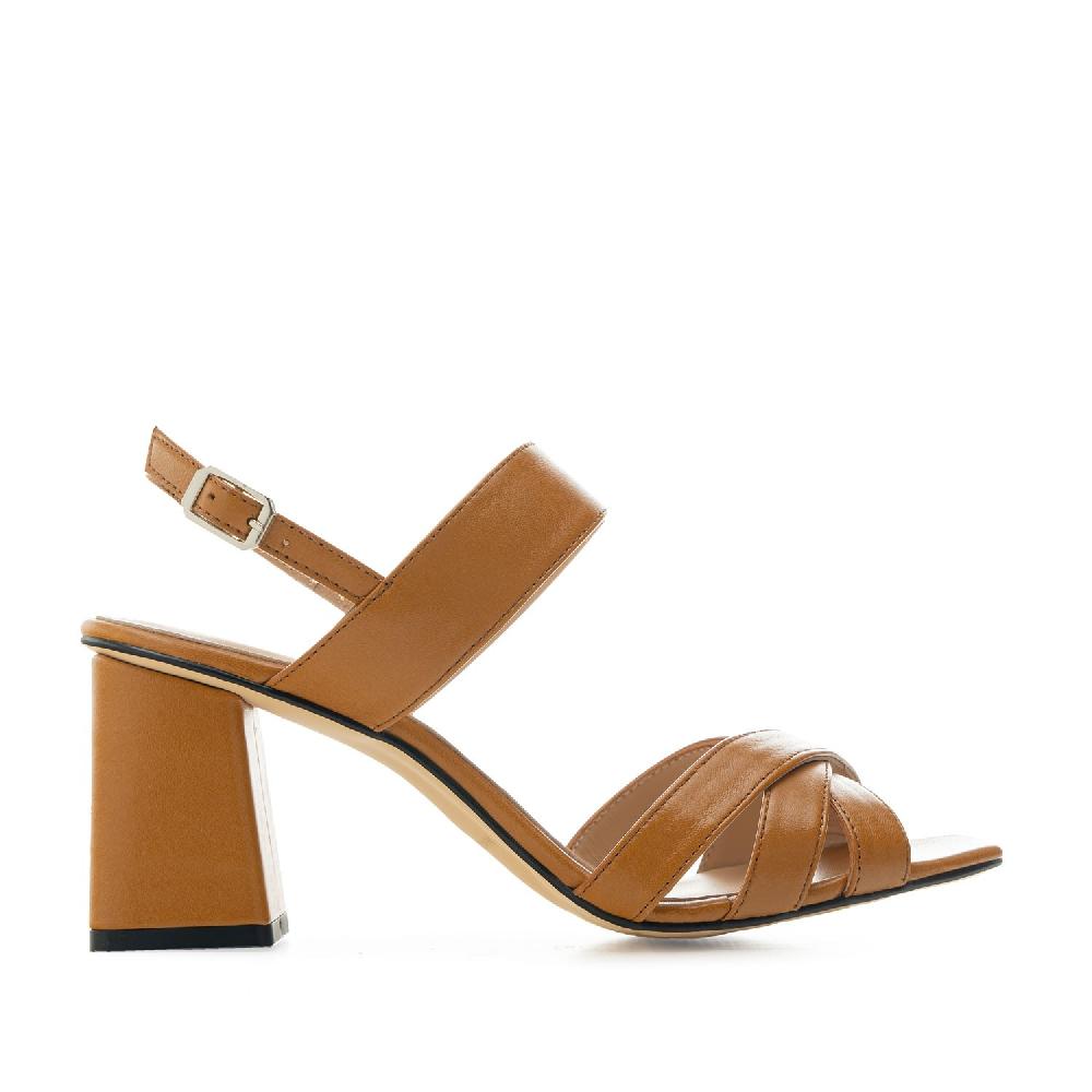 Andres machado Sandalias tacón ancho en piel de color Camel Descuentos del mes