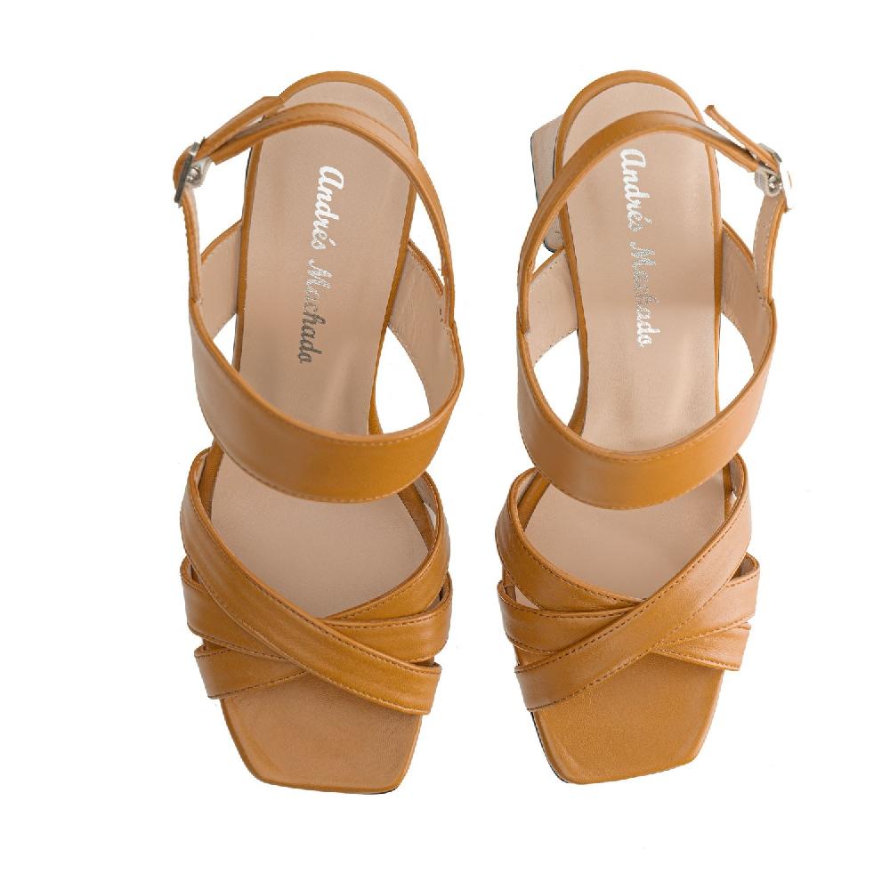Andres machado Sandalias tacón ancho en piel de color Camel Descuentos del mes