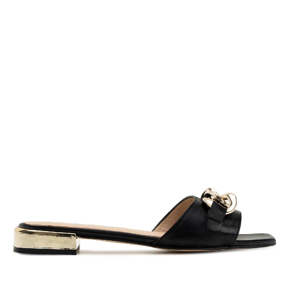 Andres machado Sandalia plana en piel negra con cadena Rebajas top