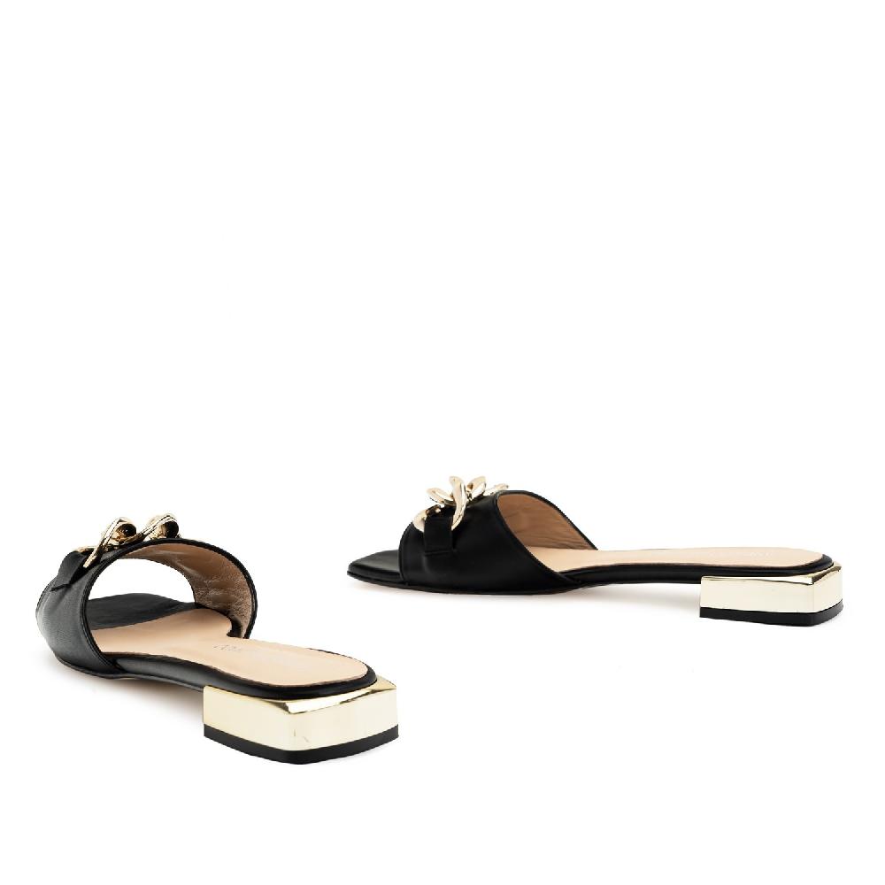 Andres machado Sandalia plana en piel negra con cadena Rebajas top