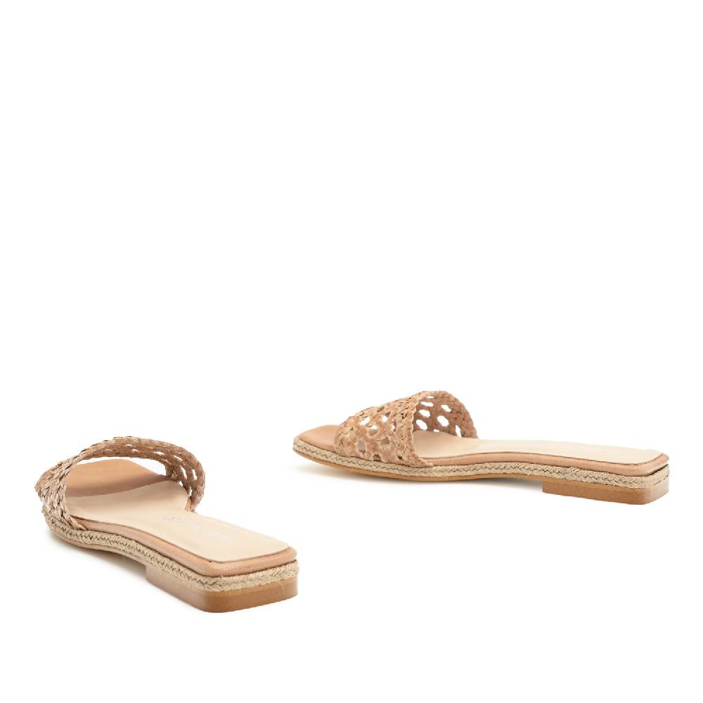 Andres machado Sandalia plana en piel trenzada beige Precio de fábrica