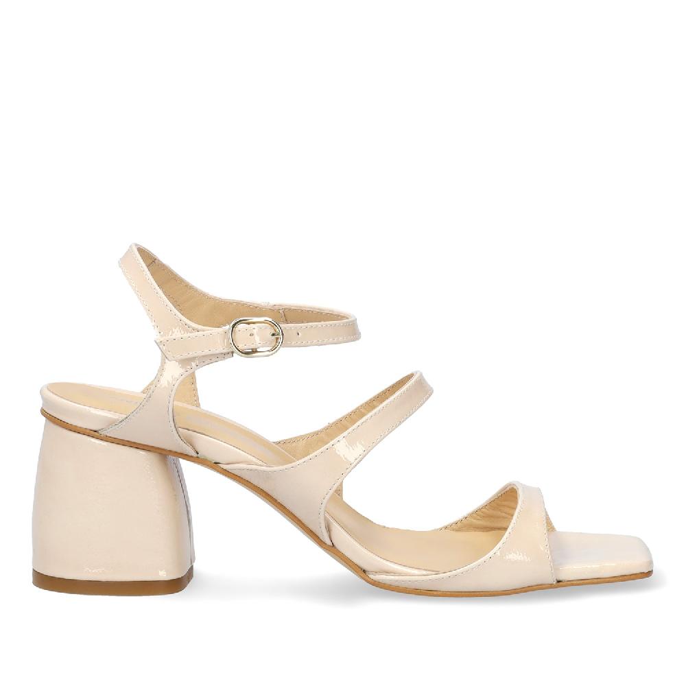 Andres machado Sandalia charol con tacón en piel beige En oferta