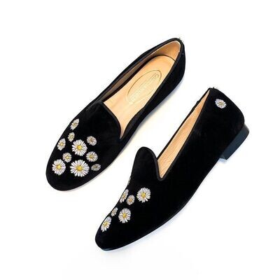 Calita Shoes ​LOAFERS BLACK VELVET DAISIES. (MINI DAISY LEFT HEEL) Precio de fábrica