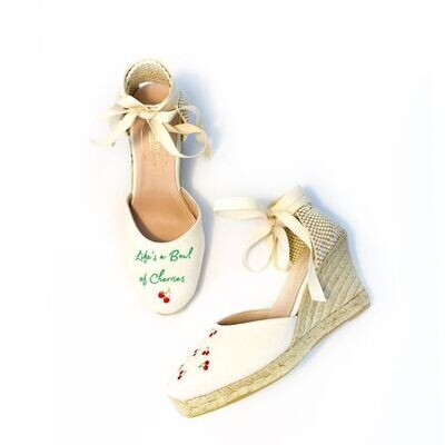 Calita Shoes ​CAMPESINAS BEIGE P4ACO ​ LIFE’S A BOWL OF CHERRIES​ HEIGHT 9 CMS ÚLTIMAS EDICIONES