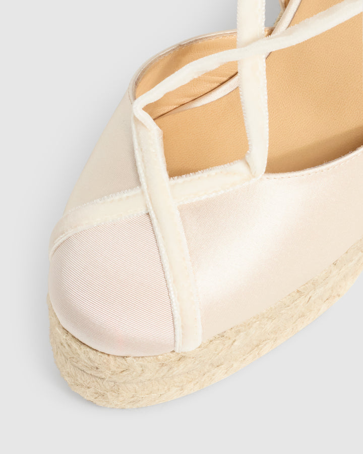 Castañer CASTAÑER | Diseñada por 'Casilda se casa' para Castañer. Las alpargata Casilda en raso certificado cierre con lazada y cuña de 11cm con doble plataforma Ventas relámpago