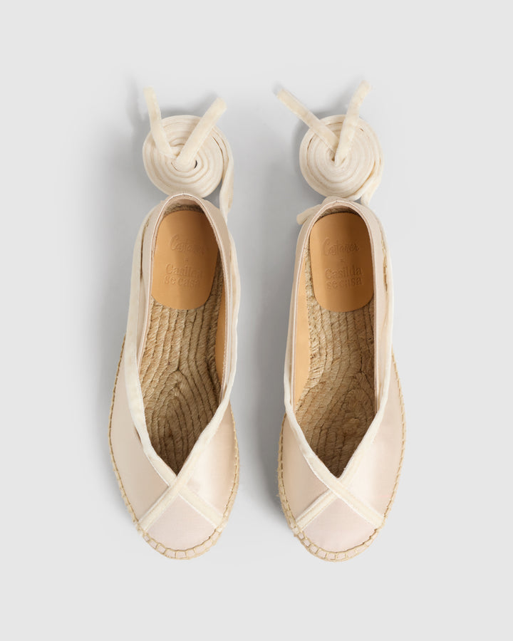 Castañer CASTAÑER | Diseñada por 'Casilda se casa' para Castañer. Alpargatas Sancha tipo bailarina en raso y cierre con lazada Tienda