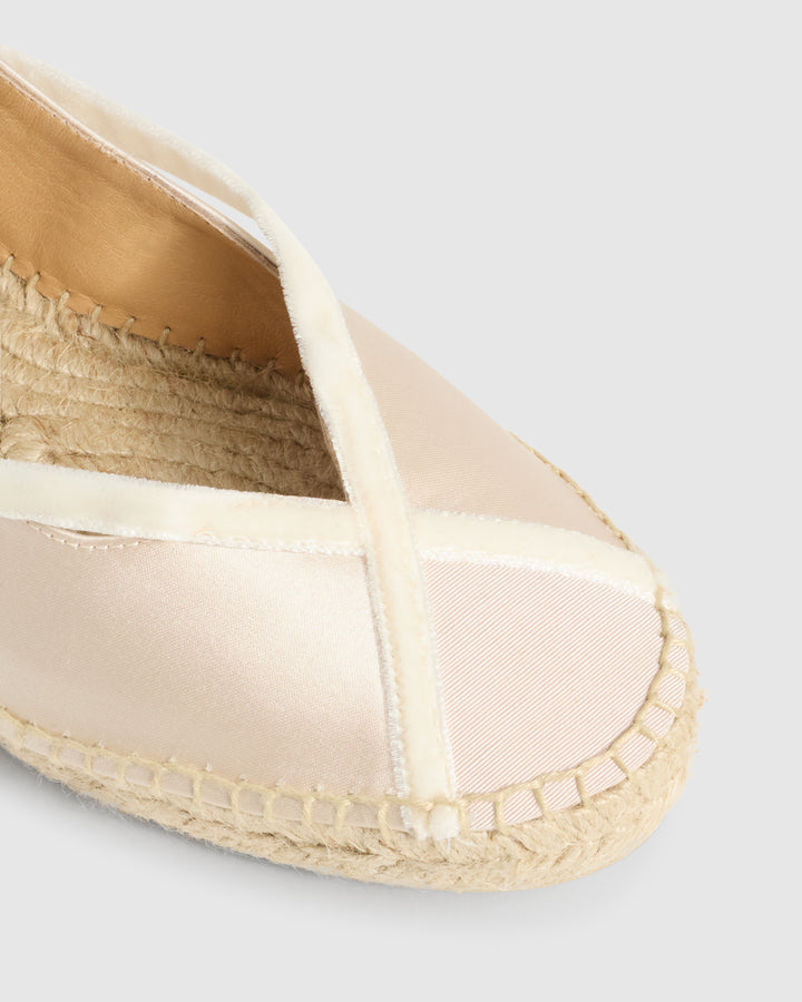 Castañer CASTAÑER | Diseñada por 'Casilda se casa' para Castañer. Alpargatas Sancha tipo bailarina en raso y cierre con lazada Tienda