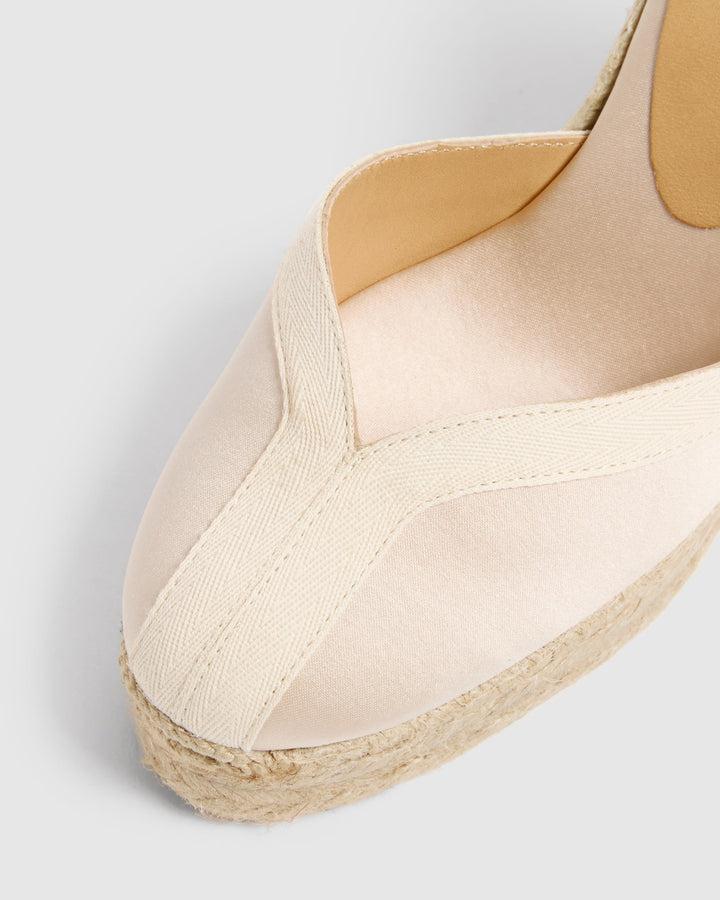 Castañer CASTAÑER | Diseñada por 'Casilda se casa' para Castañer. Las alpargatas Carmen en raso cuña de 11cm y doble plataforma Precio de fábrica