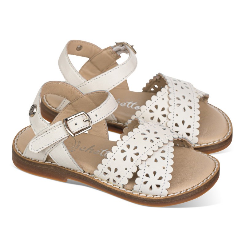 Chetto Sandalia en piel con picados en flores En oferta
