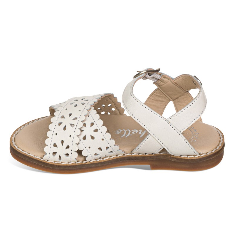 Chetto Sandalia en piel con picados en flores En oferta