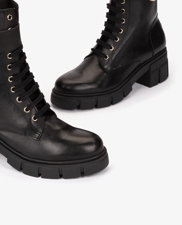 Cuplé BOTÍN NEGRO DE PIEL CON CORDONES Y SUELA TRACK Precio ultrabajo