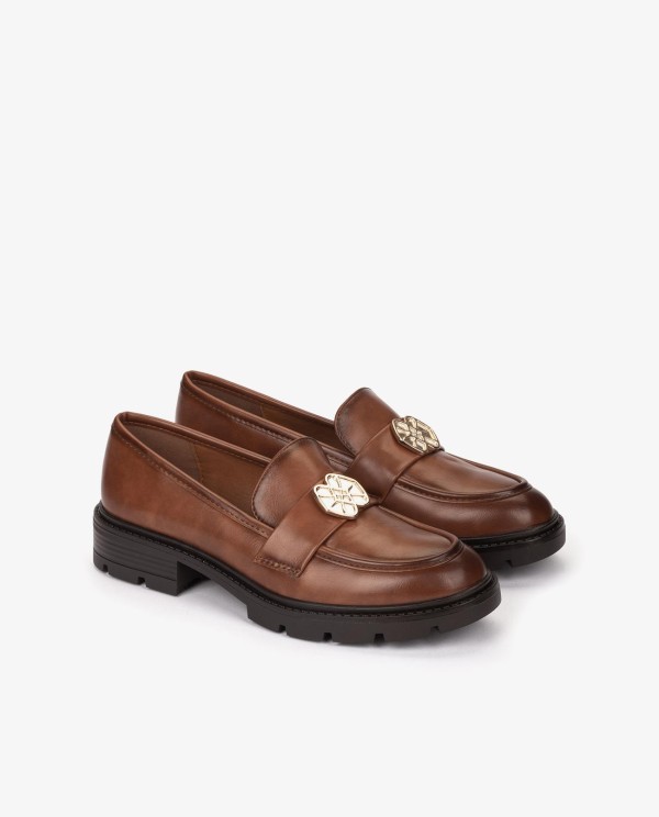 Cuplé MOCASÍN MARRÓN DE TECNOPIEL CON LOGO DORADO Devoluciones gratuitas