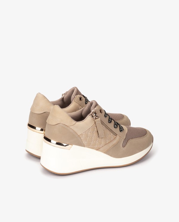 Cuplé DEPORTIVA BEIGE DE TECNOPIEL CON CUÑA Y CREMALLERA DECORATIVA Outlet online