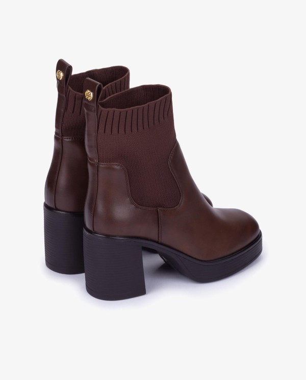 Cuplé BOTÍN TIPO CALCETÍN CON TACÓN EN TECNOPIEL MARRON En oferta