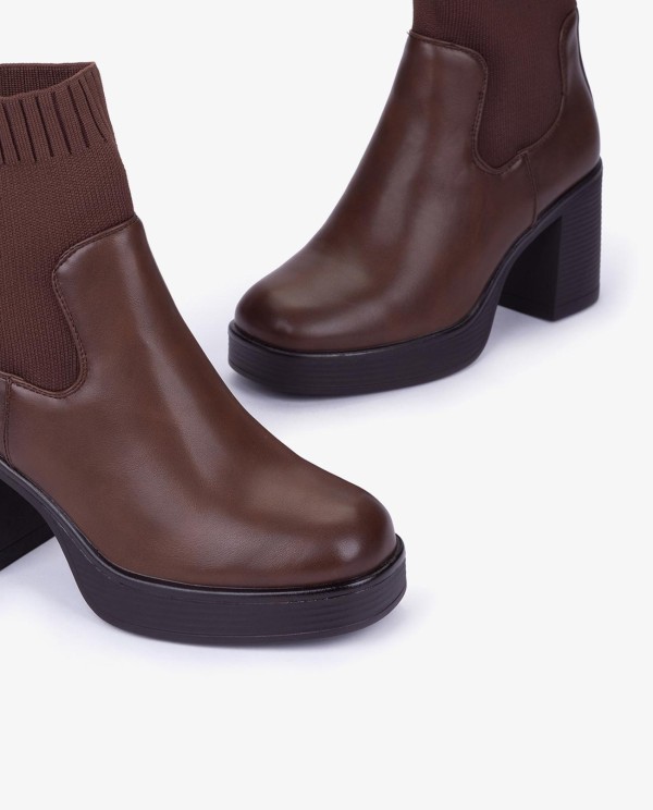 Cuplé BOTÍN TIPO CALCETÍN CON TACÓN EN TECNOPIEL MARRON En oferta