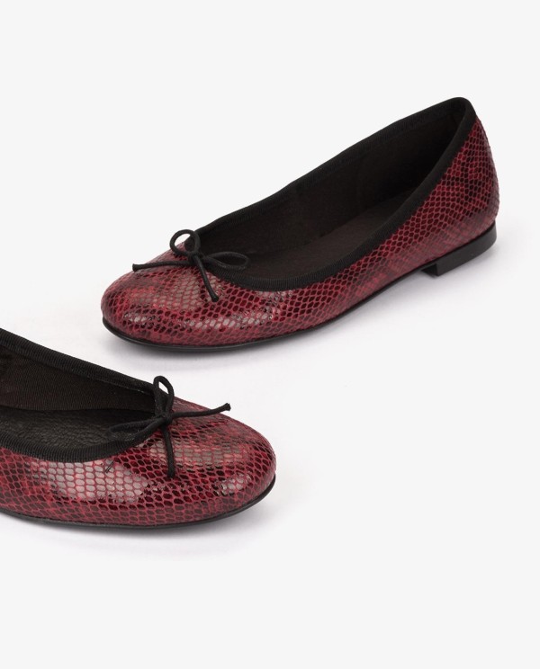 Cuplé BAILARINA BURDEOS DE TECNOPIEL CON ESTAMPADO SERPIENTE Y LAZO DECORATIVO Descuento