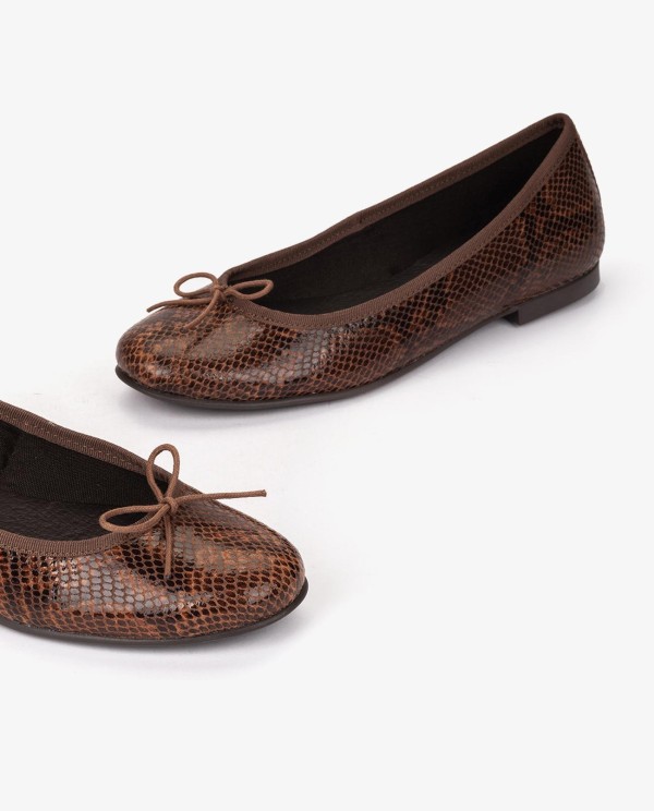 Cuplé BAILARINA MARRÓN DE TECNOPIEL CON ESTAMPADO SERPIENTE Y LAZO DECORATIVO Liquidación