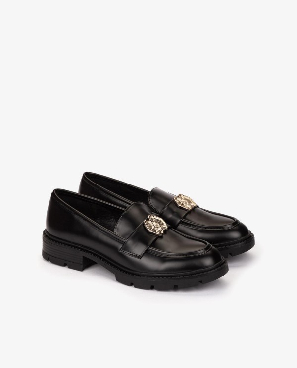 Cuplé MOCASÍN NEGRO DE TECNOPIEL CON LOGO DORADO Solo hoy