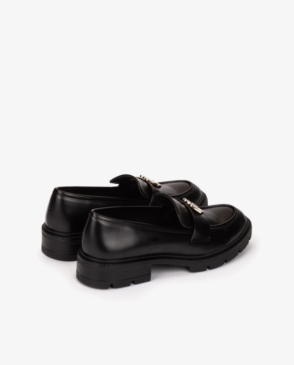 Cuplé MOCASÍN NEGRO DE TECNOPIEL CON LOGO DORADO Solo hoy