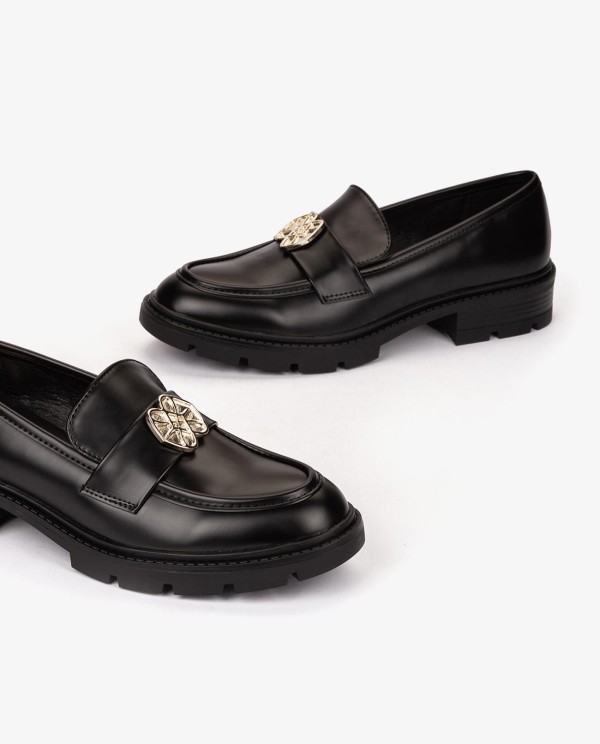 Cuplé MOCASÍN NEGRO DE TECNOPIEL CON LOGO DORADO Solo hoy