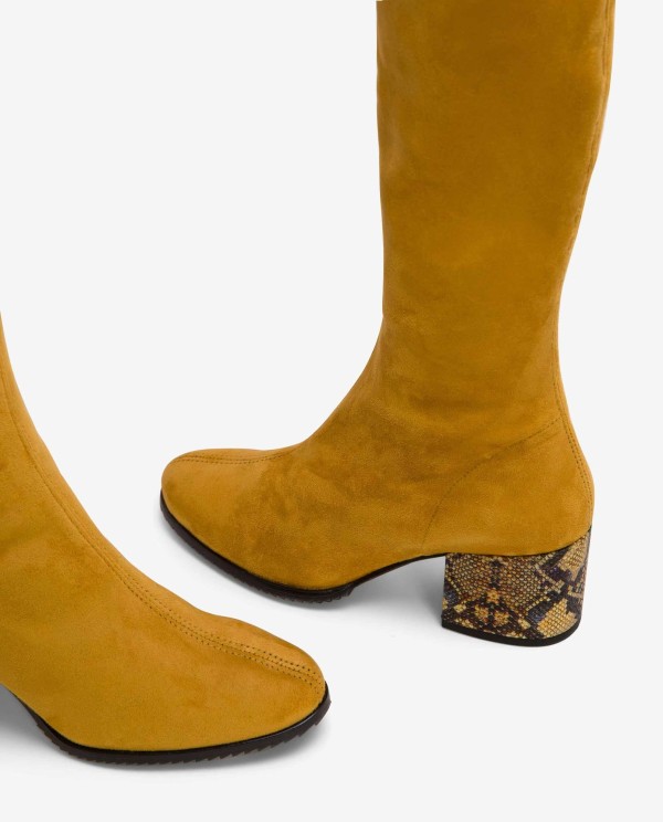 Cuplé BOTA MOSQUETERA AMARILLA DE ULTRASUEDE ELÁSTICO CON TACÓN MEDIO Liquidación