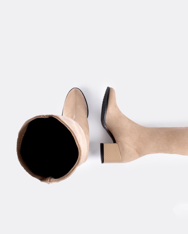 Cuplé BOTA MOSQUETERA BEIGE DE ULTRASUEDE ELÁSTICO CON TACÓN MEDIO Tienda de fábrica