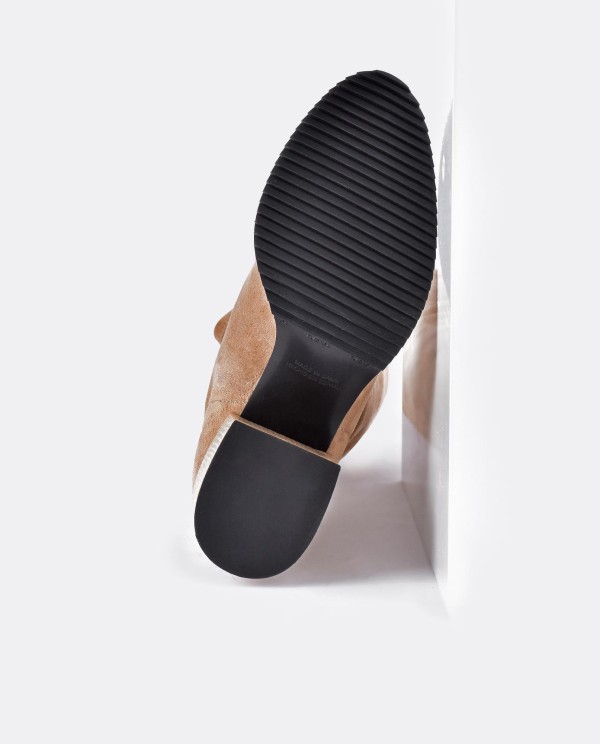 Cuplé BOTA MOSQUETERA BEIGE DE ULTRASUEDE ELÁSTICO CON TACÓN MEDIO Tienda de fábrica