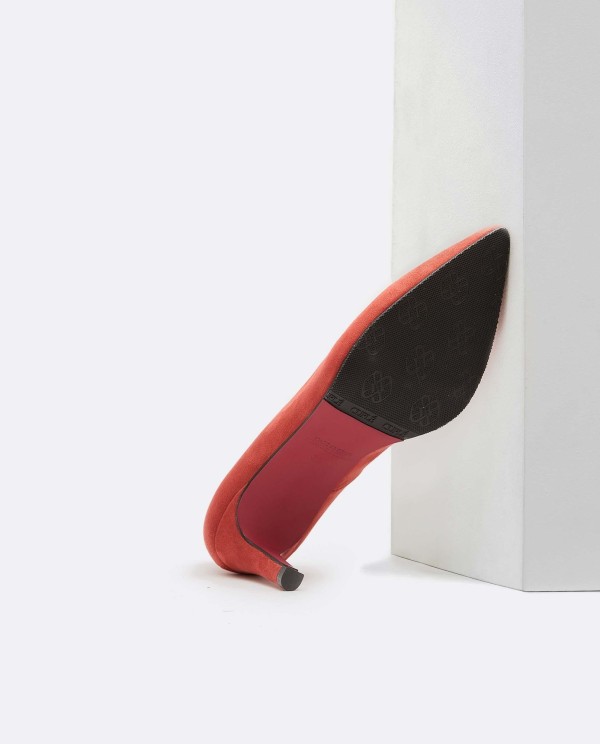 Cuplé SALÓN TEJA DE ULTRASUEDE CON PUNTA FINA Y TACÓN MEDIO Devoluciones gratuitas