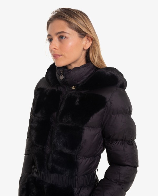 Cuplé PARKA LARGA DE NYLON NEGRO CON DETALLE DE PELO Tienda