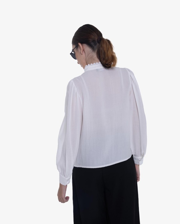 Cuplé CAMISA BLANCA DE RAYÓN CON PASAMANERÍA Y MANGAS ABULLONADAS Rebajas de fin de temporada