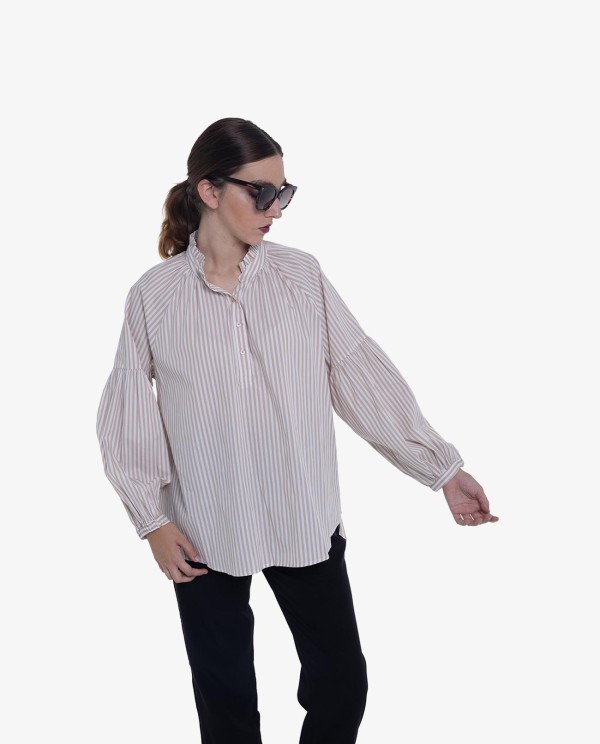 Cuplé CAMISA DE RAYAS VERTICALES BEIGE Y BLANCO CON CUELLO ALTO En línea