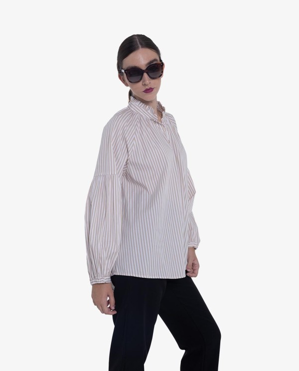 Cuplé CAMISA DE RAYAS VERTICALES BEIGE Y BLANCO CON CUELLO ALTO En línea
