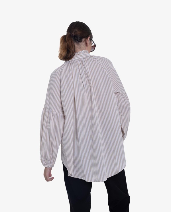 Cuplé CAMISA DE RAYAS VERTICALES BEIGE Y BLANCO CON CUELLO ALTO En línea