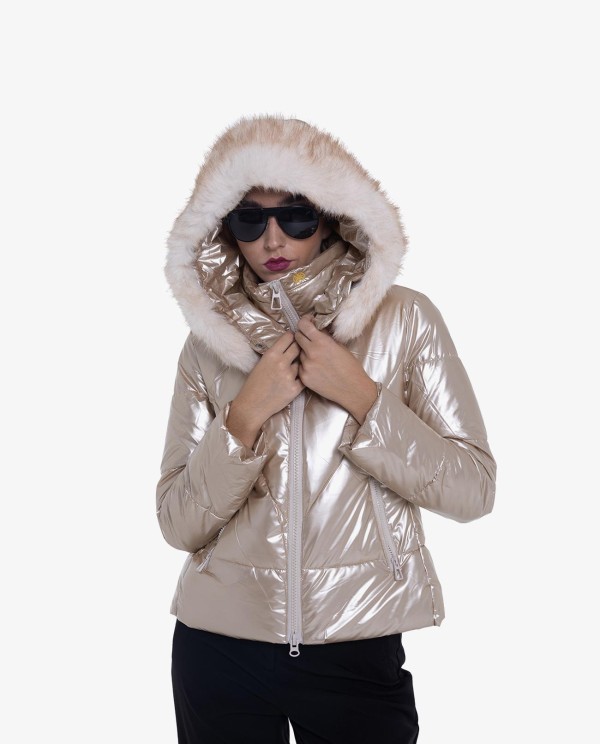 Cuplé PARKA ACOLCHADA DE NYLON DORADA CON CAPUCHA Y DETALLES DE PELO Tienda