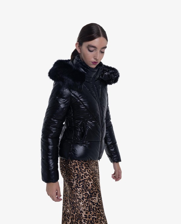 Cuplé PARKA ACOLCHADA DE NYLON NEGRA CON CAPUCHA Y DETALLES DE PELO Última moda
