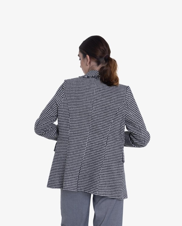 Cuplé AMERICANA DE TWEED DESHILACHADA CON CUADROS BLANCO Y NEGRO 2025