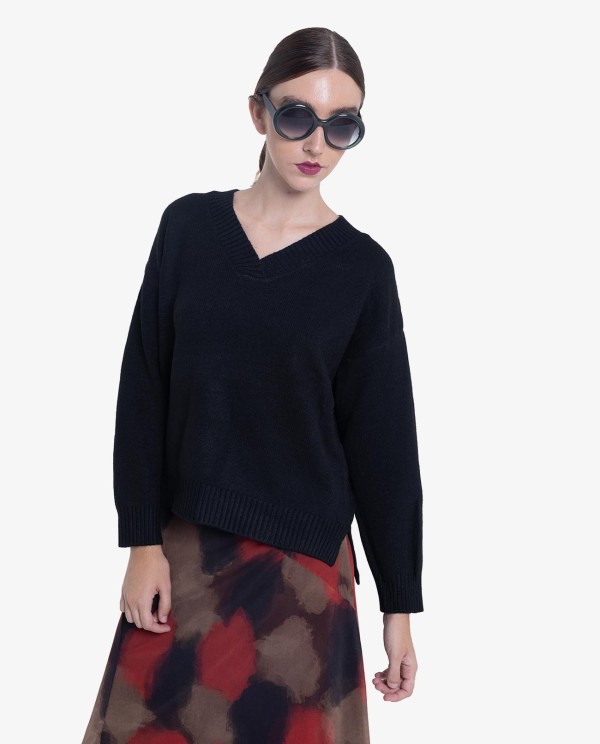 Cuplé JERSEY NEGRO DE PUNTO CON ESCOTE EN PICO Y CORTE HOLGADO Rebajas