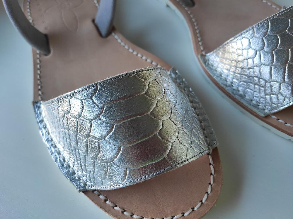 Del rio london Metallic snake embossed sandals silver En línea