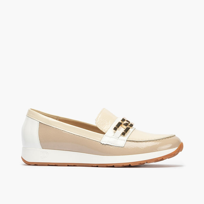 pitillos Mocasines de mujer en piel charol combinada y adorno cadena metálica BEIGE Rebajas de fin de temporada