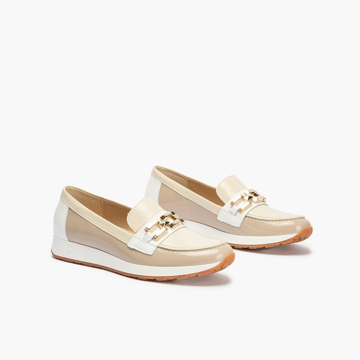 pitillos Mocasines de mujer en piel charol combinada y adorno cadena metálica BEIGE Rebajas de fin de temporada