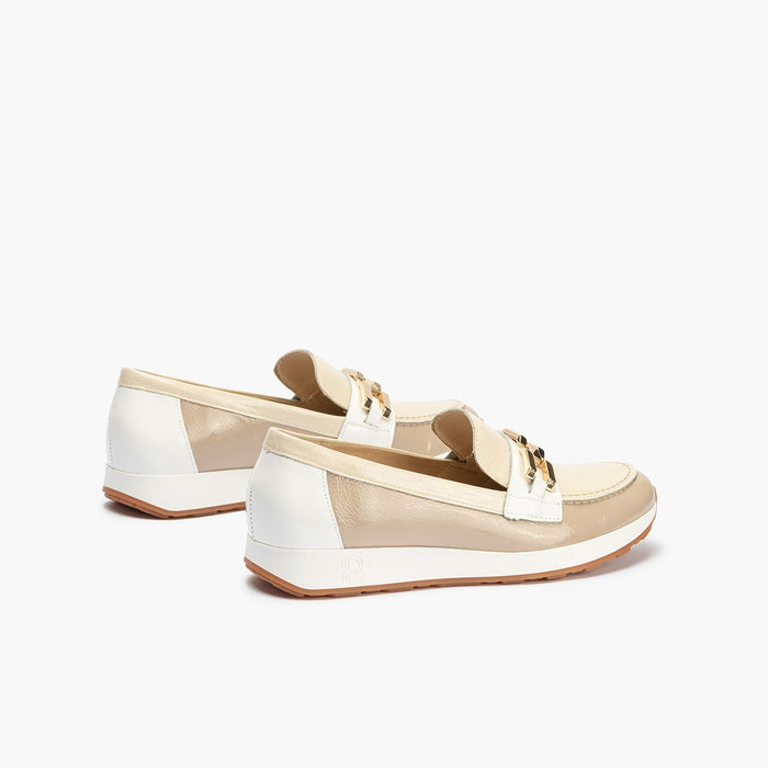 pitillos Mocasines de mujer en piel charol combinada y adorno cadena metálica BEIGE Rebajas de fin de temporada