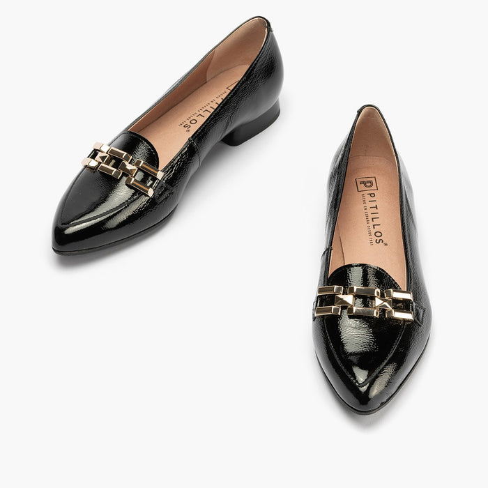 pitillos Mocasines de mujer en charol con adorno cadena metálica NEGRO 2025