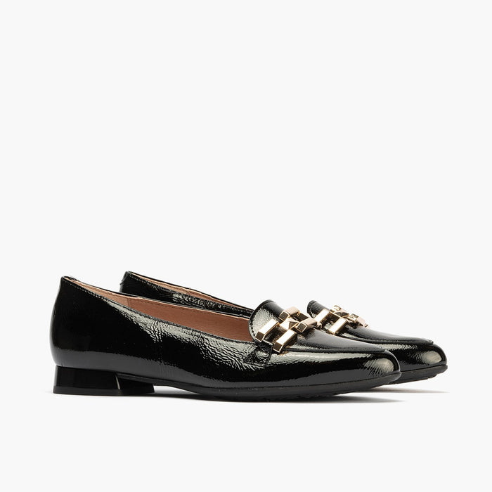 pitillos Mocasines de mujer en charol con adorno cadena metálica NEGRO 2025