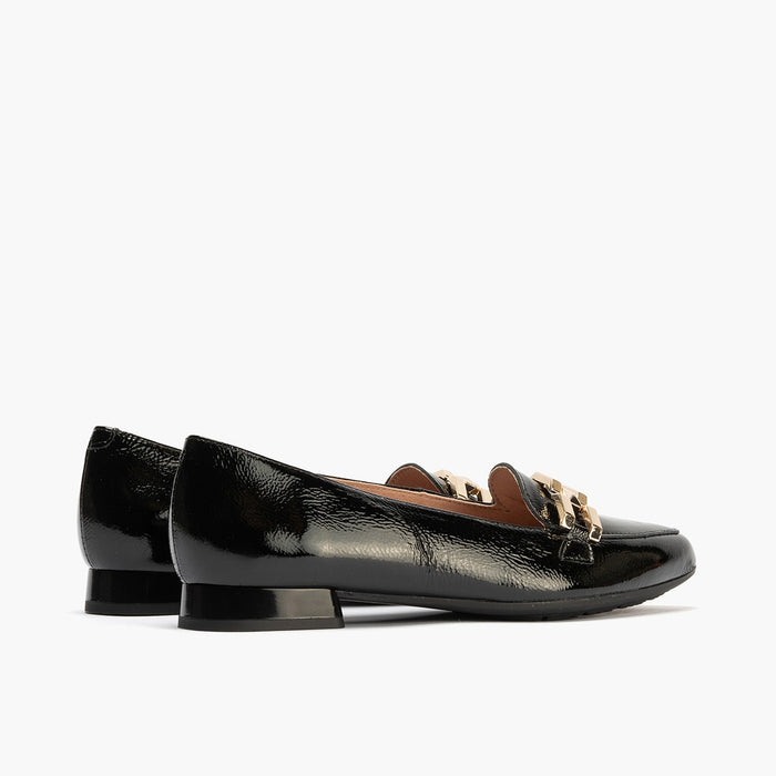 pitillos Mocasines de mujer en charol con adorno cadena metálica NEGRO 2025