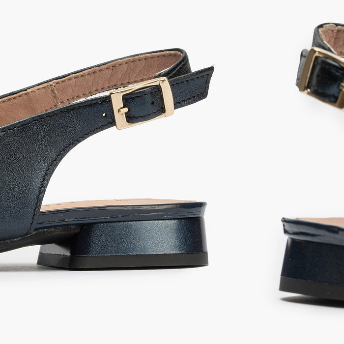 pitillos Mocasines de mujer destalonados en piel laminada con adorno cadena metálica AZUL Envío gratis