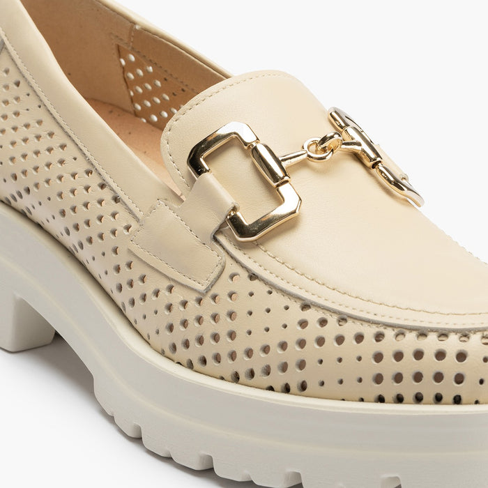 pitillos Mocasines de mujer en piel picada con adorno de estribo y tacón bloque CREMA Grandes descuentos
