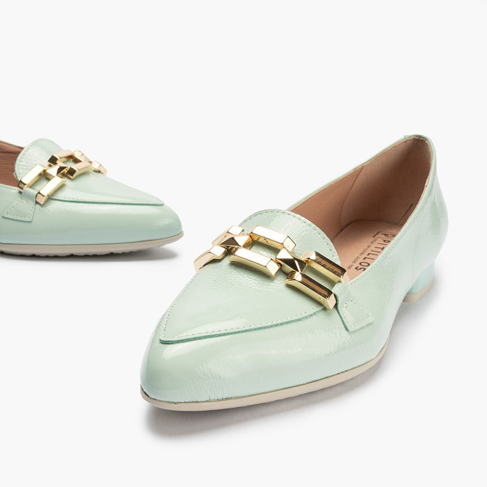 pitillos Mocasines de mujer en charol con adorno cadena metálica AZUL Limitado a 3 días