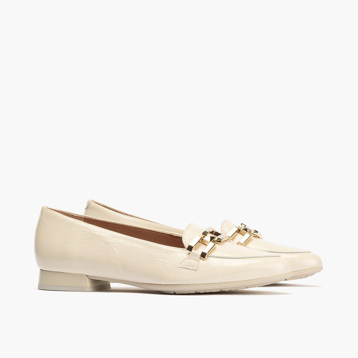 pitillos Mocasines de mujer en charol con adorno cadena metálica CREMA Libre de impuestos