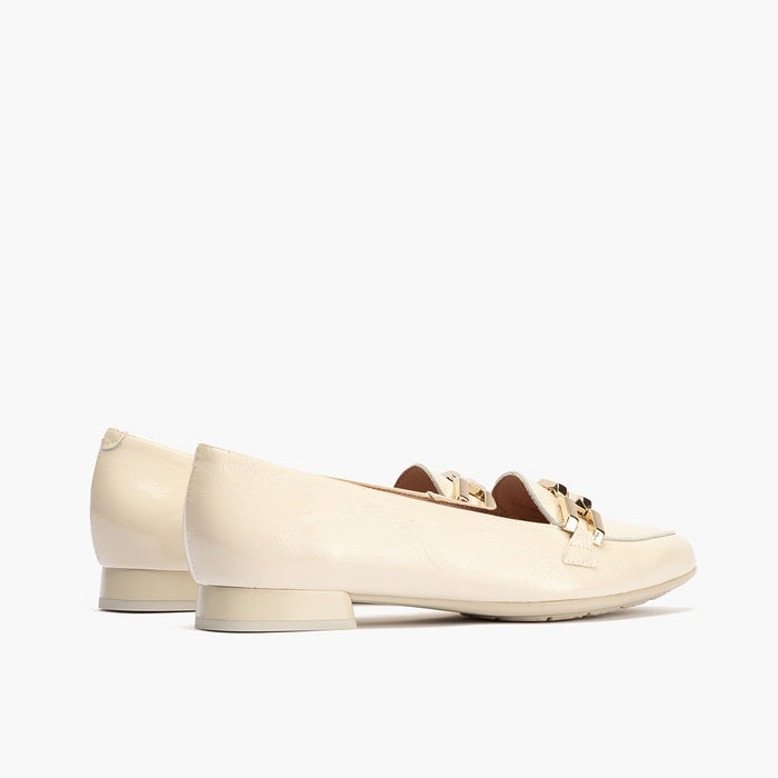 pitillos Mocasines de mujer en charol con adorno cadena metálica CREMA Libre de impuestos