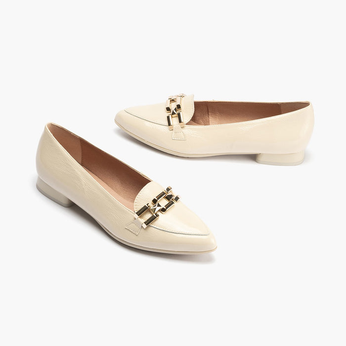 pitillos Mocasines de mujer en charol con adorno cadena metálica CREMA Libre de impuestos